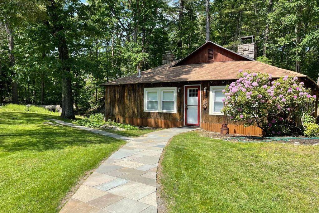 Peaceful Getaway Cottage On Grounds Of Historic Mid-Century Gem Northborough エクステリア 写真