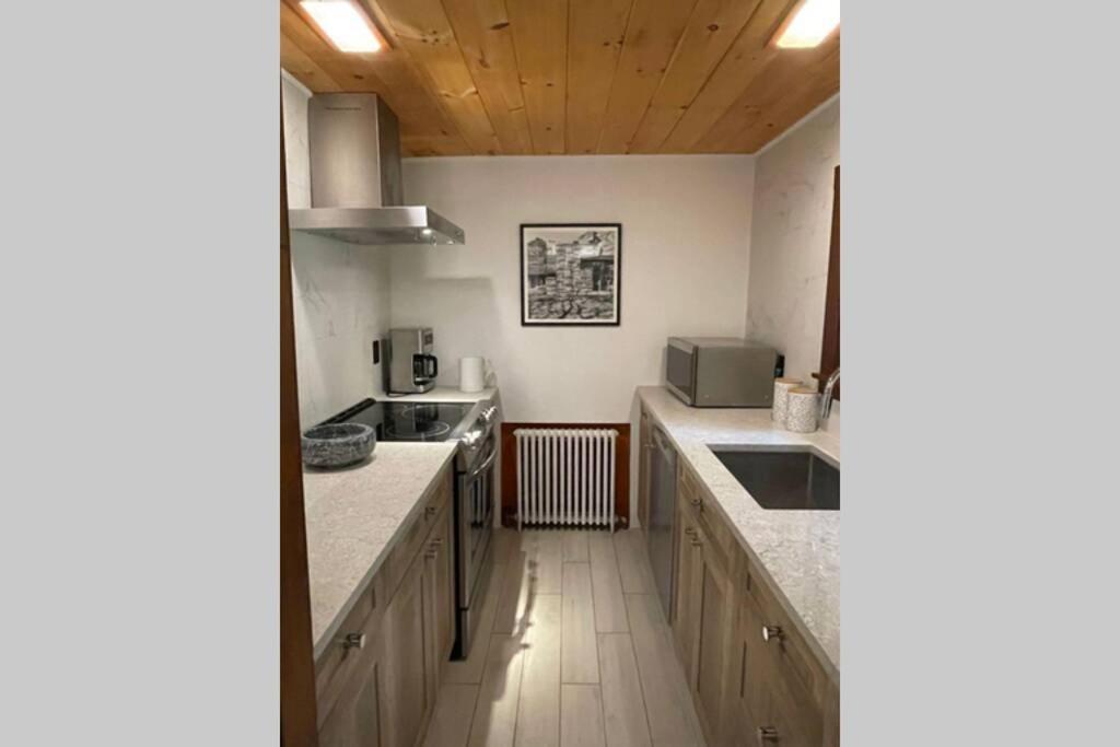 Peaceful Getaway Cottage On Grounds Of Historic Mid-Century Gem Northborough エクステリア 写真