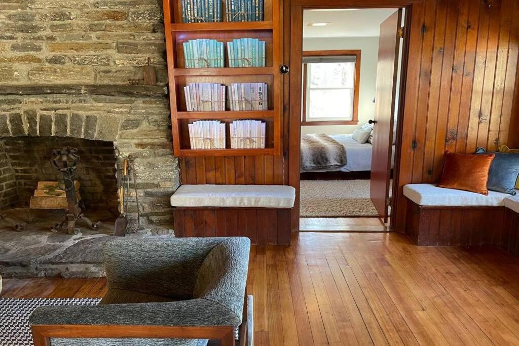 Peaceful Getaway Cottage On Grounds Of Historic Mid-Century Gem Northborough エクステリア 写真